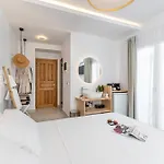 Lägenhetshotell Golden Bird's 4*