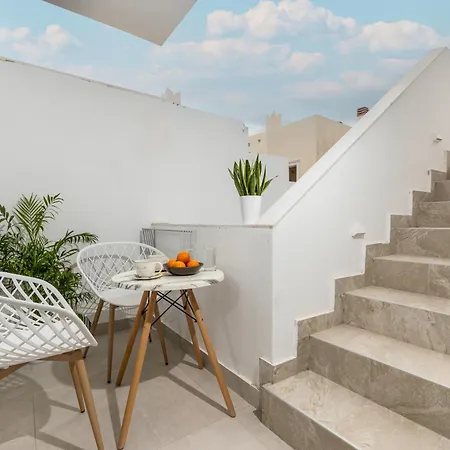 Ξενοδοχείο με διαμερίσματα Golden Bird's 4*