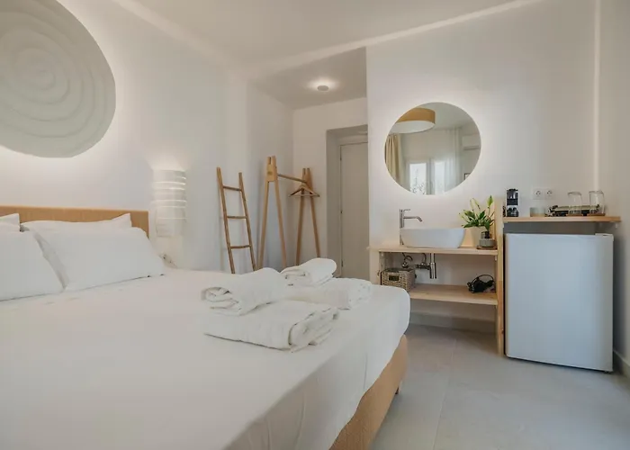 Golden Bird's 4* Naxos City