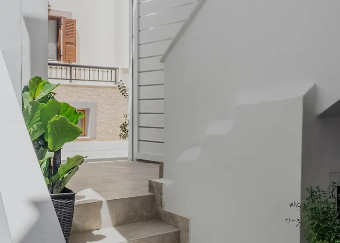 Golden Bird's Aparthotel Naxos City